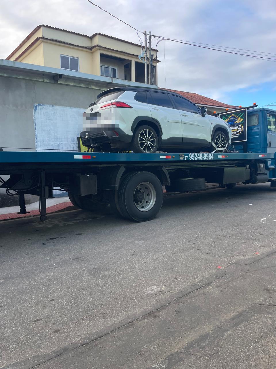 Transporte de SUV Toyota Corolla Cross na plataforma do Guincho Japinha